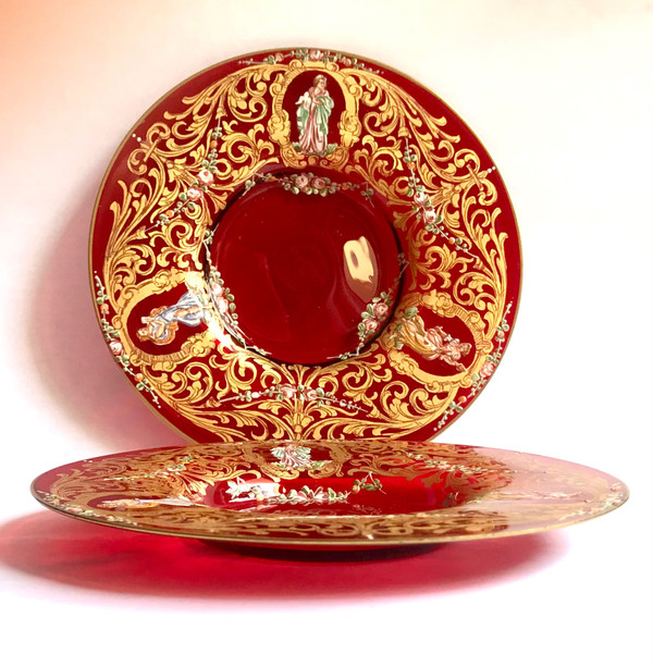 Paire de tasses et sous-tasses Renaissance en verre de Venise rouge rubis émaillé or