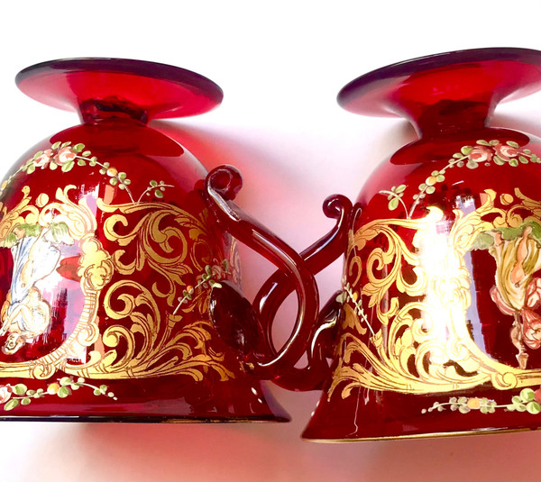 Paire de tasses et sous-tasses Renaissance en verre de Venise rouge rubis émaillé or