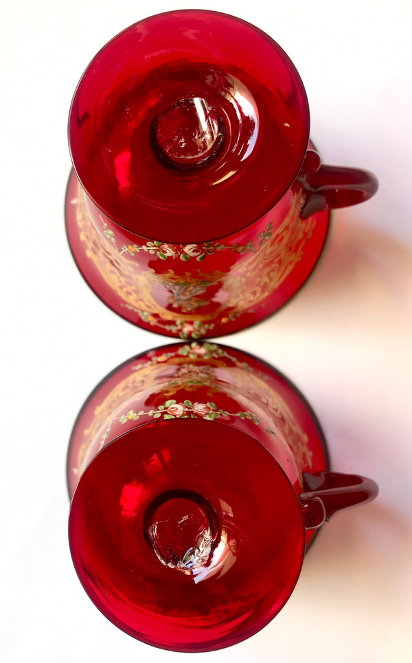 Paire de tasses et sous-tasses Renaissance en verre de Venise rouge rubis émaillé or