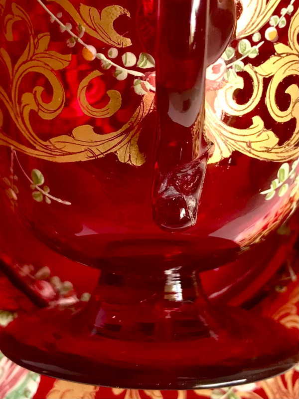 Paire de tasses et sous-tasses Renaissance en verre de Venise rouge rubis émaillé or