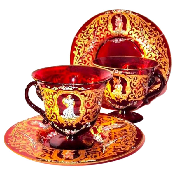 Paire de tasses et sous-tasses Renaissance en verre de Venise rouge rubis émaillé or