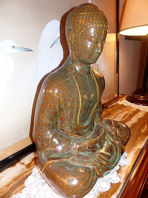 statue d'art d'Asie elle représente un Bouddha assis en train de méditer  année 1970 1980  