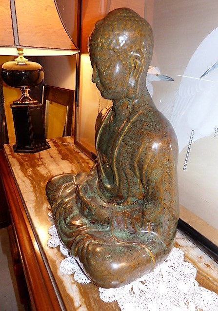 statue d'art d'Asie elle représente un Bouddha assis en train de méditer  année 1970 1980  