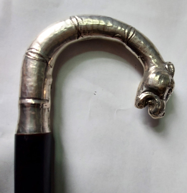 Walking stick with silver knob in the shape of a panther head, early 20th century, 90 cm long