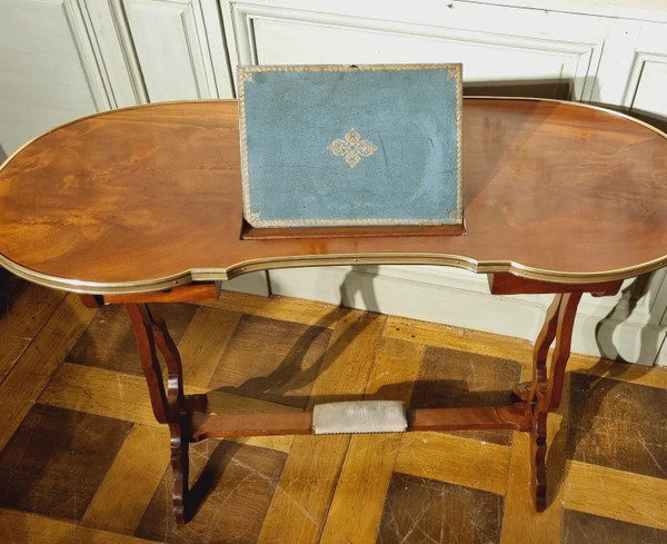 Table liseuse dans le goût du XVIIIème siècle attribué à la maison Mailfert.