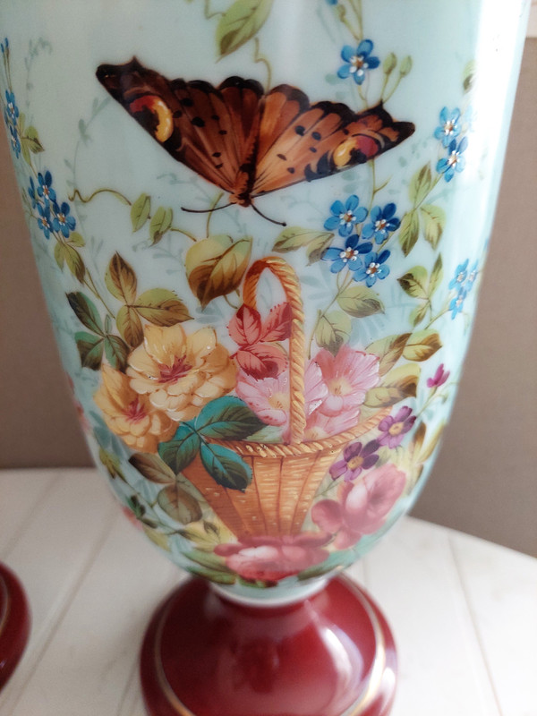 Paire de vases Napoléon 3 en porcelaine décor panier et papillons haut 33 cm