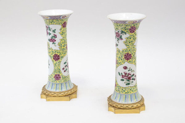 Pair De Vases Cornets Porcelaine Famille Rose, Fin Du XIXème Siècle - LS3567381