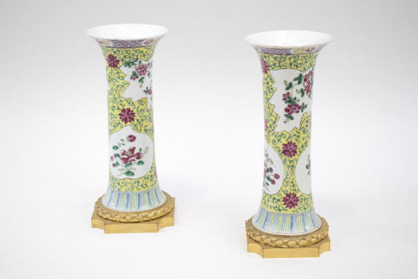 Pair De Vases Cornets Porcelaine Famille Rose, Fin Du XIXème Siècle - LS3567381