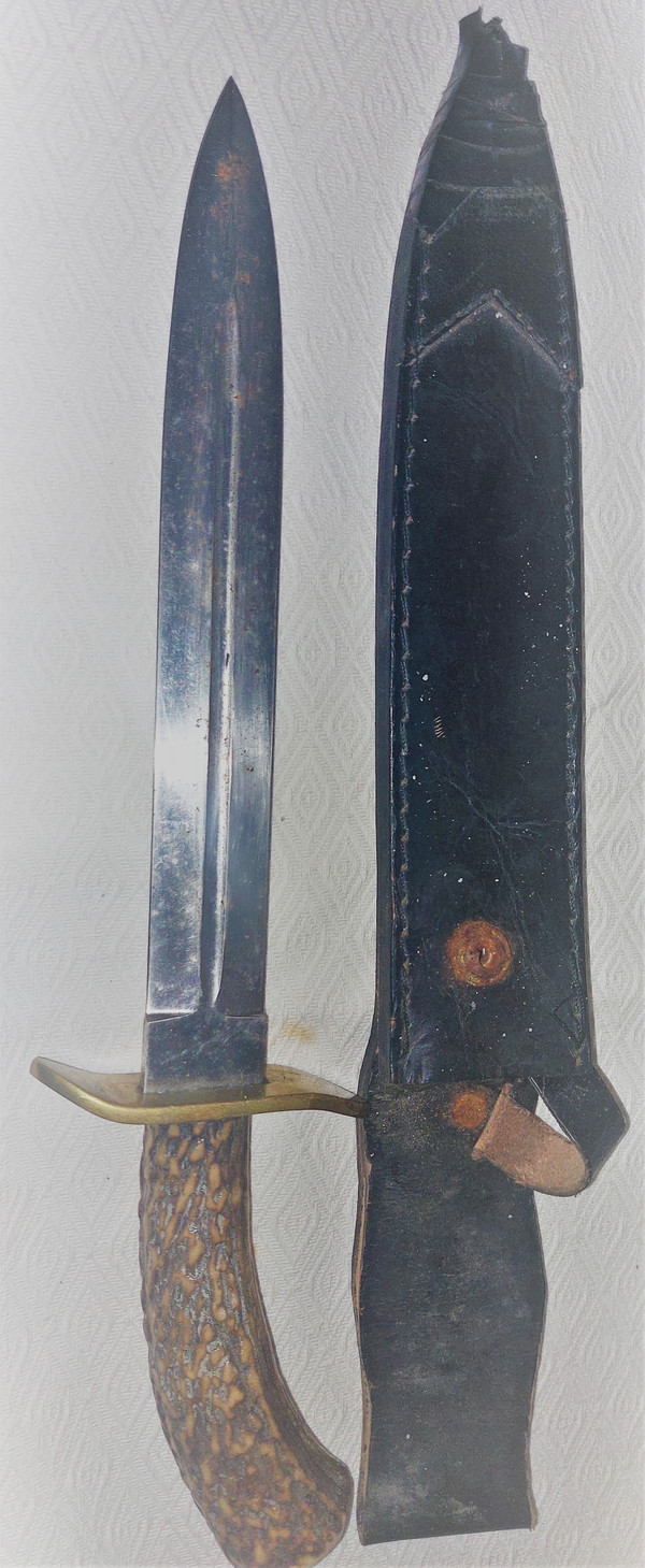 Coltello da caccia con corna di cervo, guardia in ottone e fodero dei primi del '900