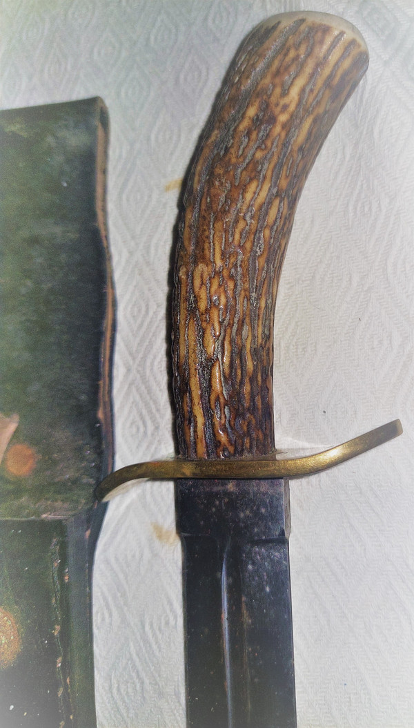 Coltello da caccia con corna di cervo, guardia in ottone e fodero dei primi del '900