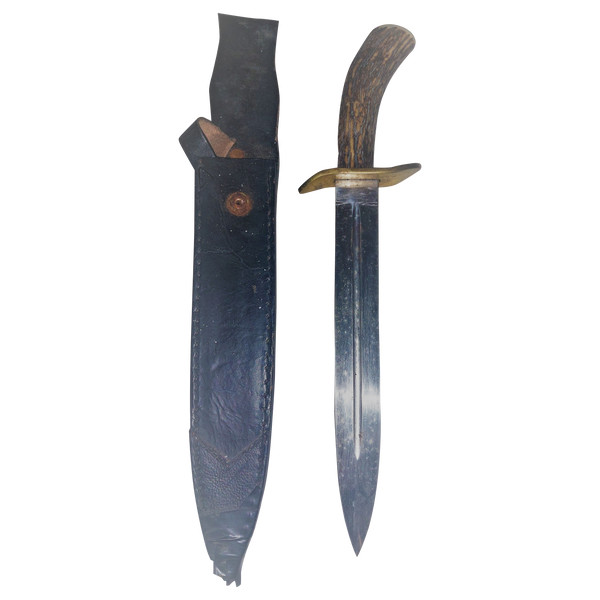 Coltello da caccia con corna di cervo, guardia in ottone e fodero dei primi del '900