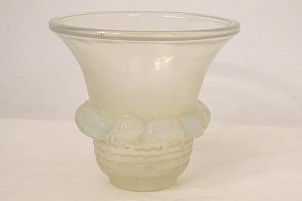 Vase Verre Opalescent Moulé René Lalique Modèle Piriac Poissons XXè Siècle