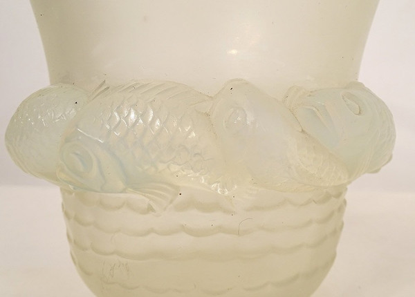 Vase Verre Opalescent Moulé René Lalique Modèle Piriac Poissons XXè Siècle