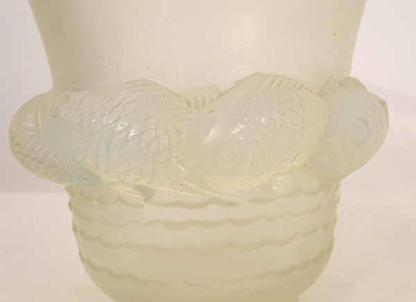 Vase Verre Opalescent Moulé René Lalique Modèle Piriac Poissons XXè Siècle