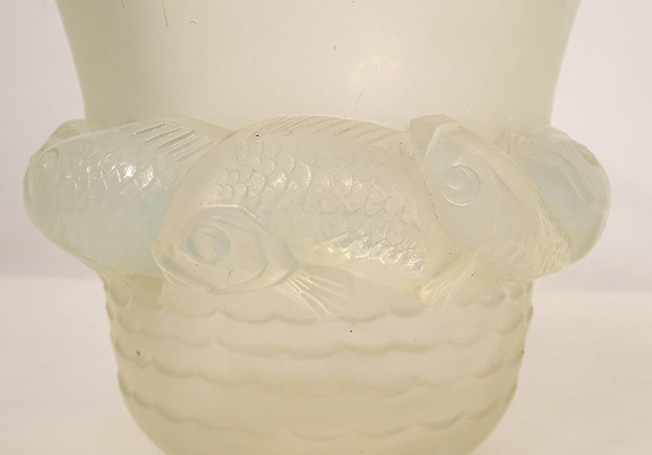 Vase Verre Opalescent Moulé René Lalique Modèle Piriac Poissons XXè Siècle