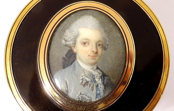 Box Round Tortoiseshell Solid Gold Miniatures Portrait Gentlemen Aristocrats 18th century