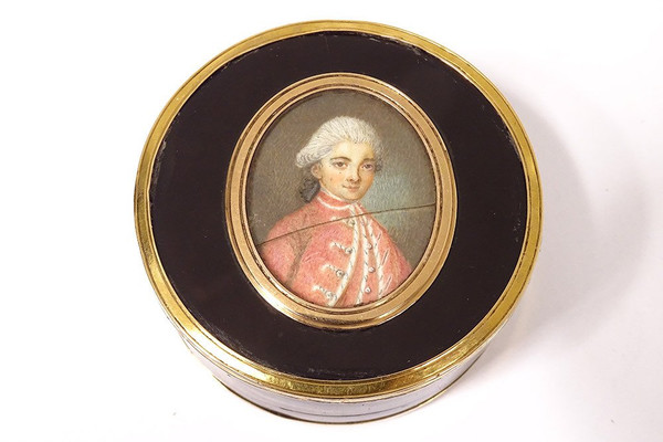 Box Round Tortoiseshell Solid Gold Miniatures Portrait Gentlemen Aristocrats 18th century