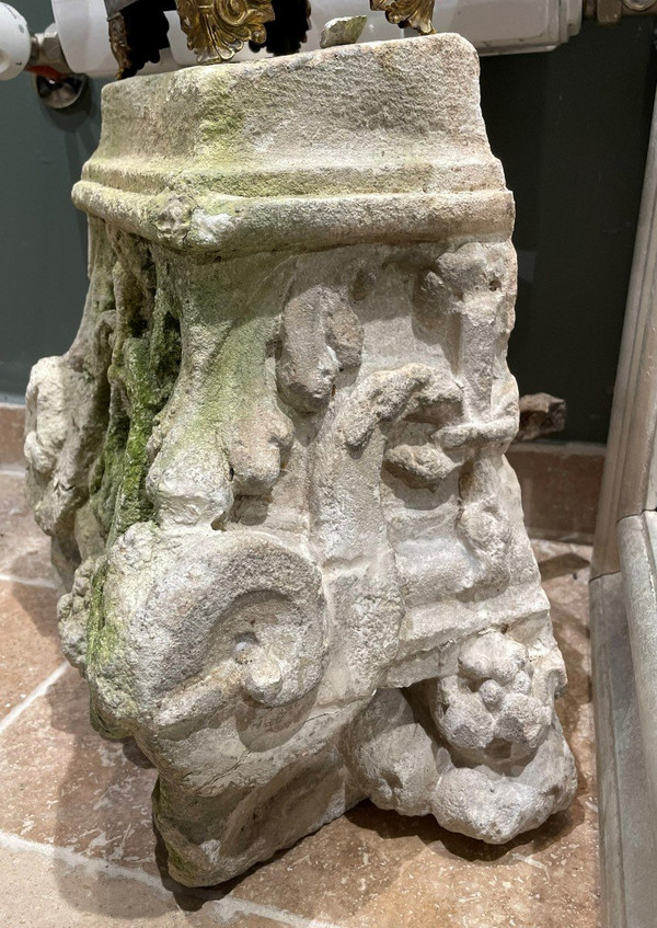 Stone Applique Capital - XVIth