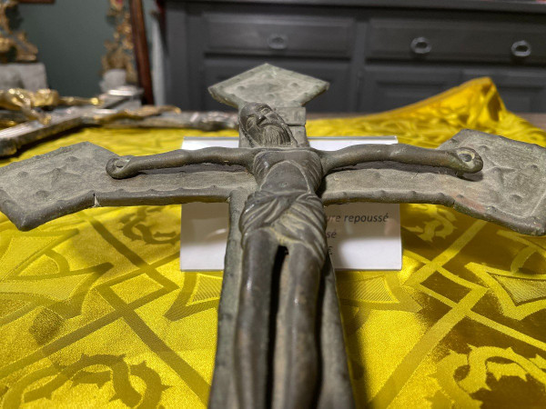 Christ in bronze on a cross in repoussé copper - 16th century