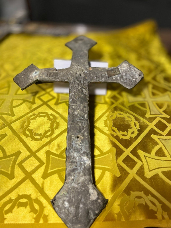 Christ in bronze on a cross in repoussé copper - 16th century