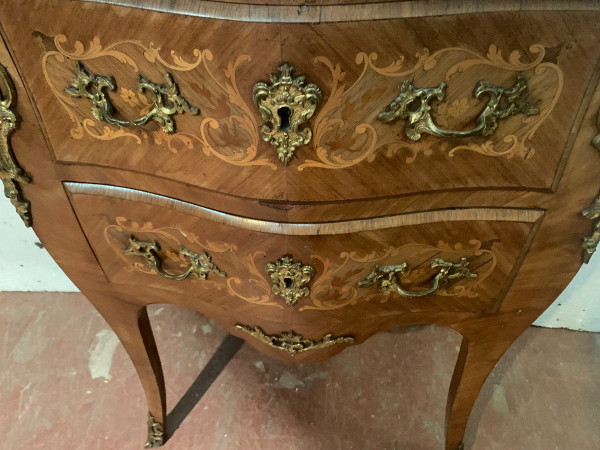 Kleine gebogene Kommode aus Furnierholz im Stil des Louis XV./XX. Jahrhunderts