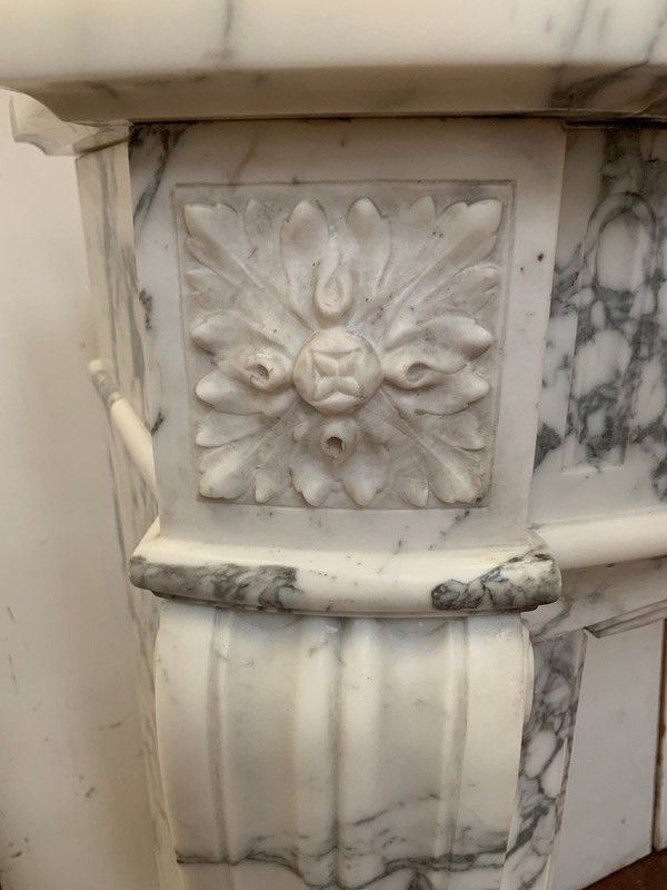 Louis XVI Style Fireplace In Veined White Carrara Marble XIX Century