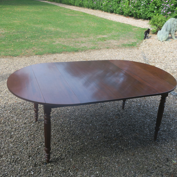 Round mahogany table with extension leaf