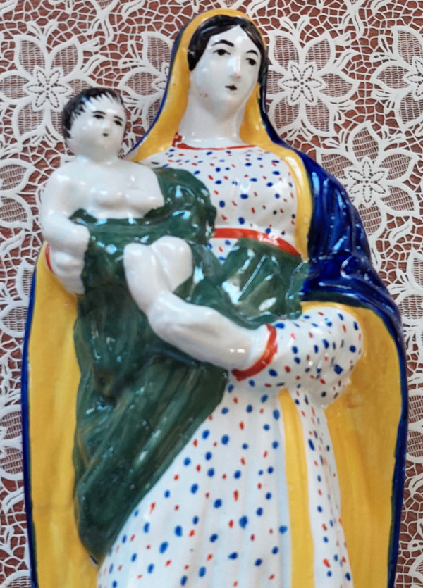 Statuette en faience de Quimper représentant la Vierge tenant l'Enfant Jésus fin XIXème siècle