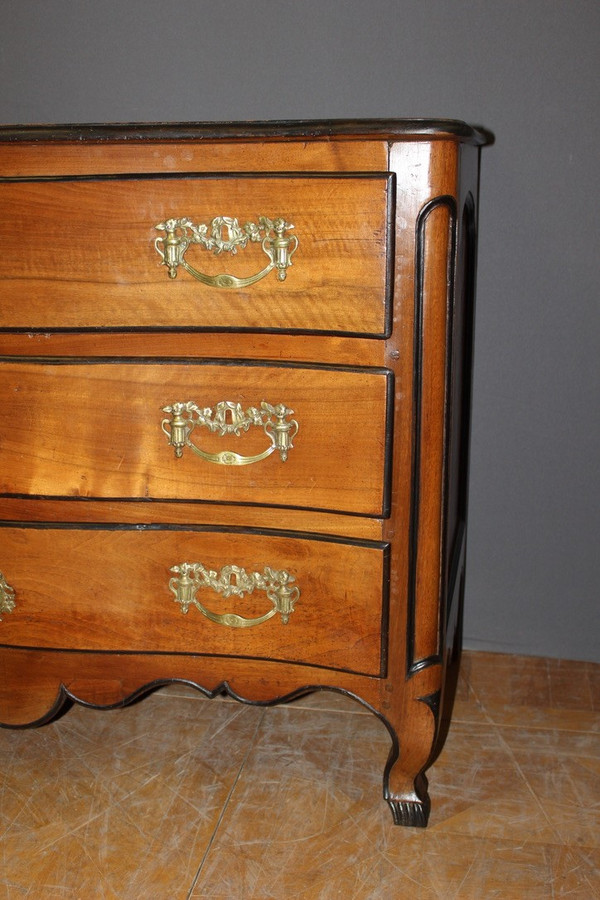 Louis XV Grenoble curved chest of drawers in walnut XVIII