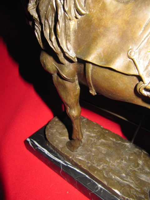 Cavallo con barriera in bronzo su base in marmo metà del XX secolo