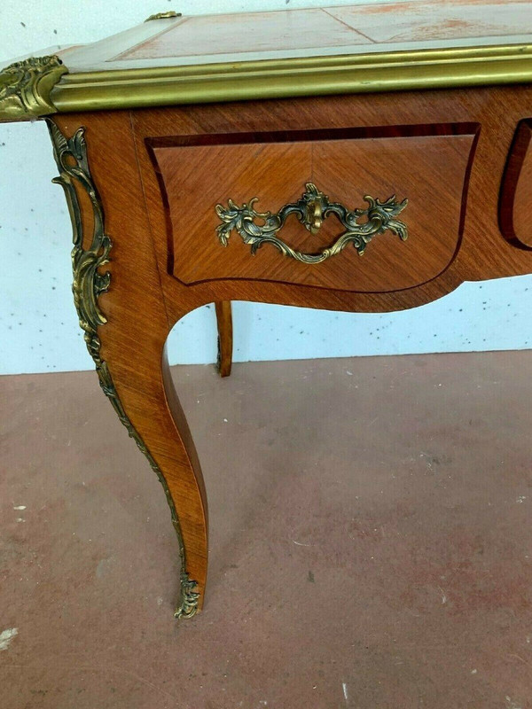 Tavolino da toilette in stile Luigi XV con piano in pelle rossa XX secolo