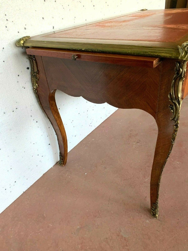 Tavolino da toilette in stile Luigi XV con piano in pelle rossa XX secolo