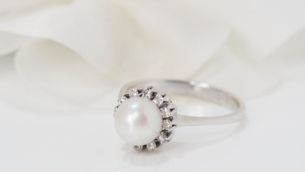 Ring In White Gold Cultured Pearl And Diamonds