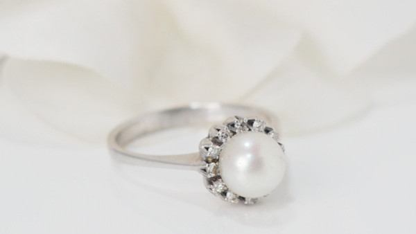 Ring In White Gold Cultured Pearl And Diamonds