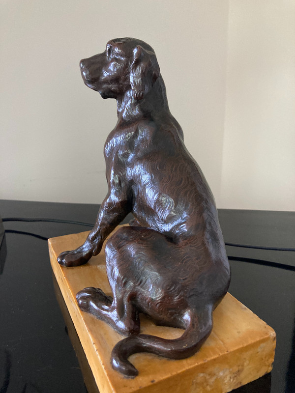 Scultura in bronzo patinato di un cane seduto, scuola francese del XIX secolo