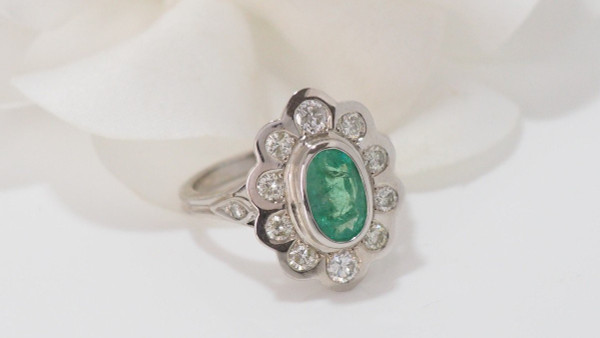 Entourage Ring In White Gold Emerald And Diamonds