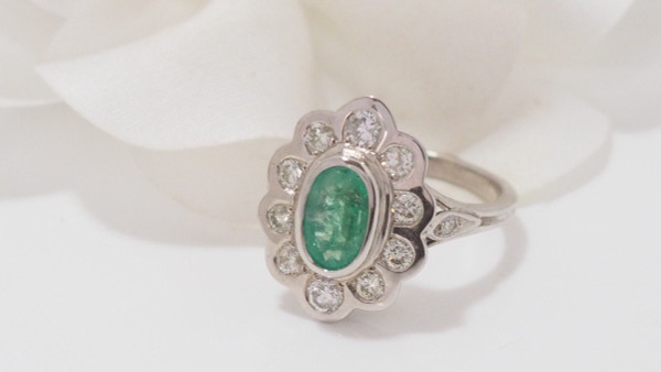 Entourage Ring In White Gold Emerald And Diamonds