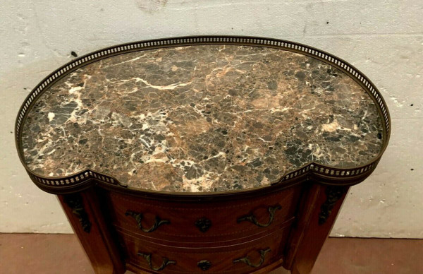 Commode Rognon De Style Louis XV Dessus De Marbre A Galerie De Laiton XX Siècle