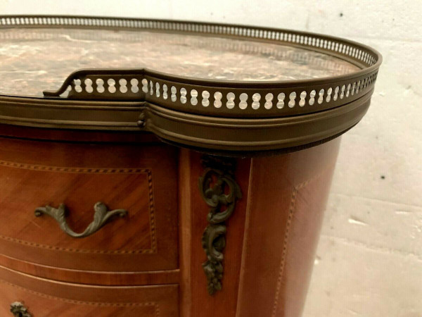 Commode Rognon De Style Louis XV Dessus De Marbre A Galerie De Laiton XX Siècle