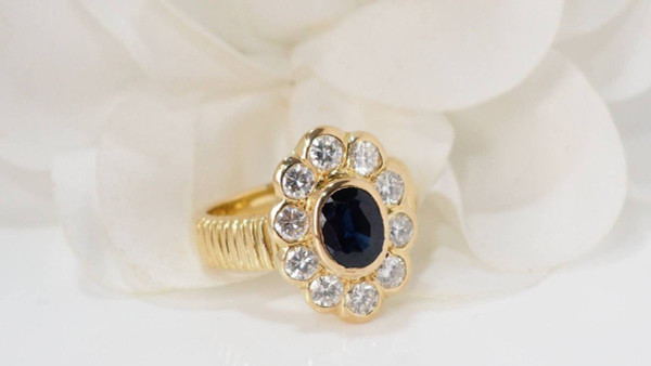 Entourage Ring In Yellow Gold, Oval Sapphire And Diamonds