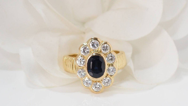 Entourage Ring In Yellow Gold, Oval Sapphire And Diamonds