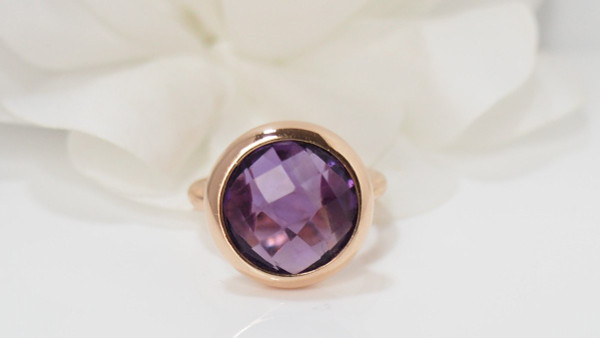 Ring aus Roségold und facettiertem Amethyst