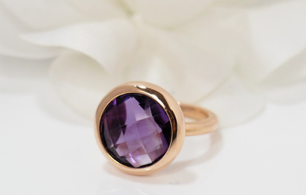 Ring aus Roségold und facettiertem Amethyst