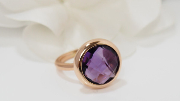 Ring aus Roségold und facettiertem Amethyst