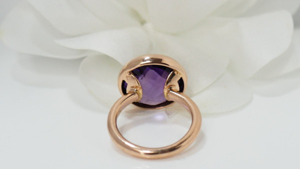 Ring aus Roségold und facettiertem Amethyst