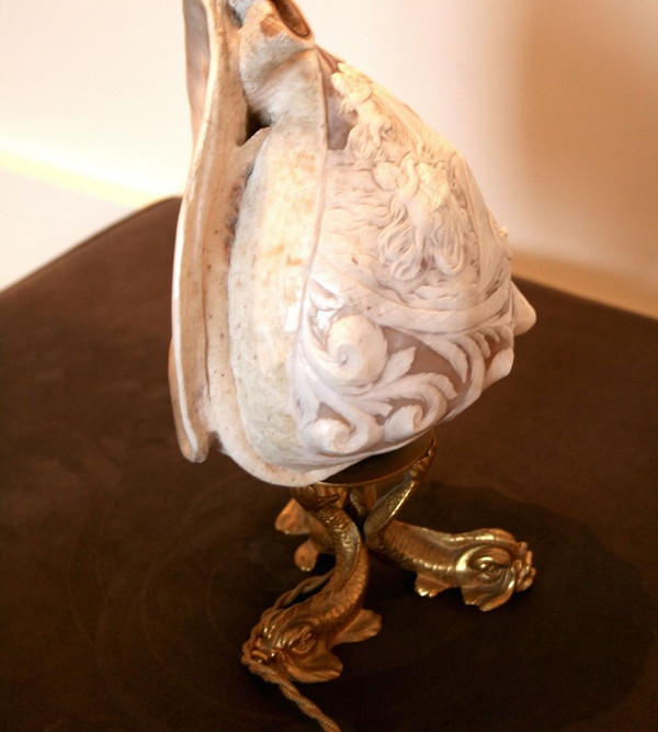 Shell lamp, Cameo style on bronze feet, 19th century style