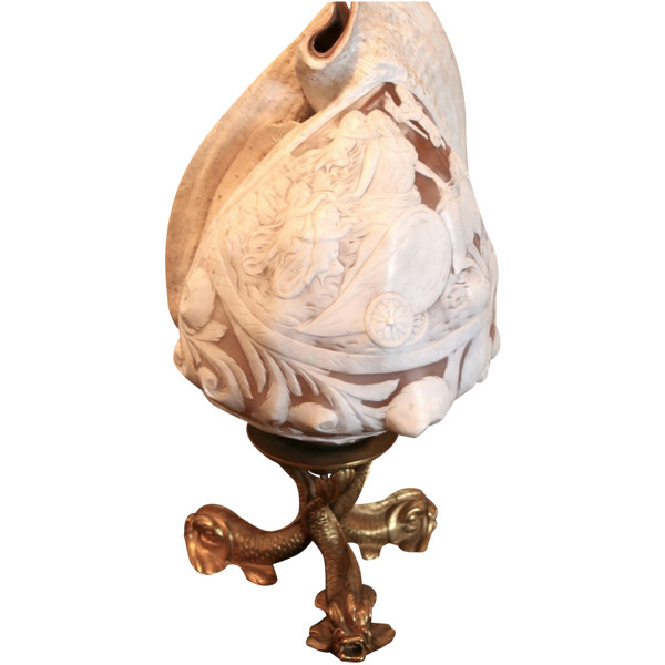 Shell lamp, Cameo style on bronze feet, 19th century style