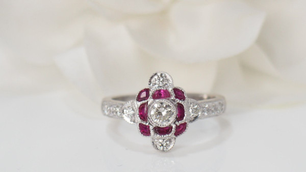 Bague En Or Blanc, Rubis Calibrés Et Diamants