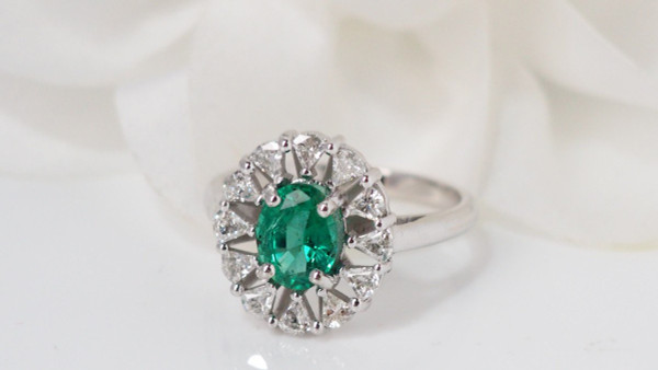 Entourage Ring In White Gold, Oval Emerald And Diamonds