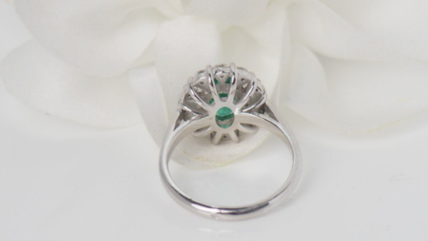 Entourage Ring In White Gold, Oval Emerald And Diamonds